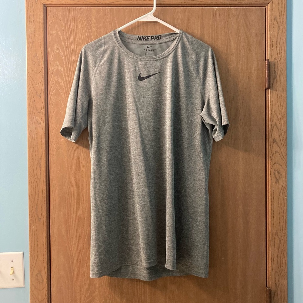 NWOT Nike Men’s Grey Fitted Short Sleeve T Shirt - Size Large